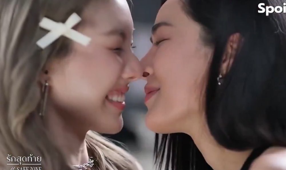 Minebaejuu's tweet image. ถ่ายบนช็อคโบว์น้องไอร่า ถ่ายล่างช็อครองเท้าพี่ตะวัน คอสตูมพี่ตะวันน้องไอร่านี่มันนำ 1 ก้าวเสมอ แต่นำไปไหนไม่รู้นะ 555555555555555555555555555555