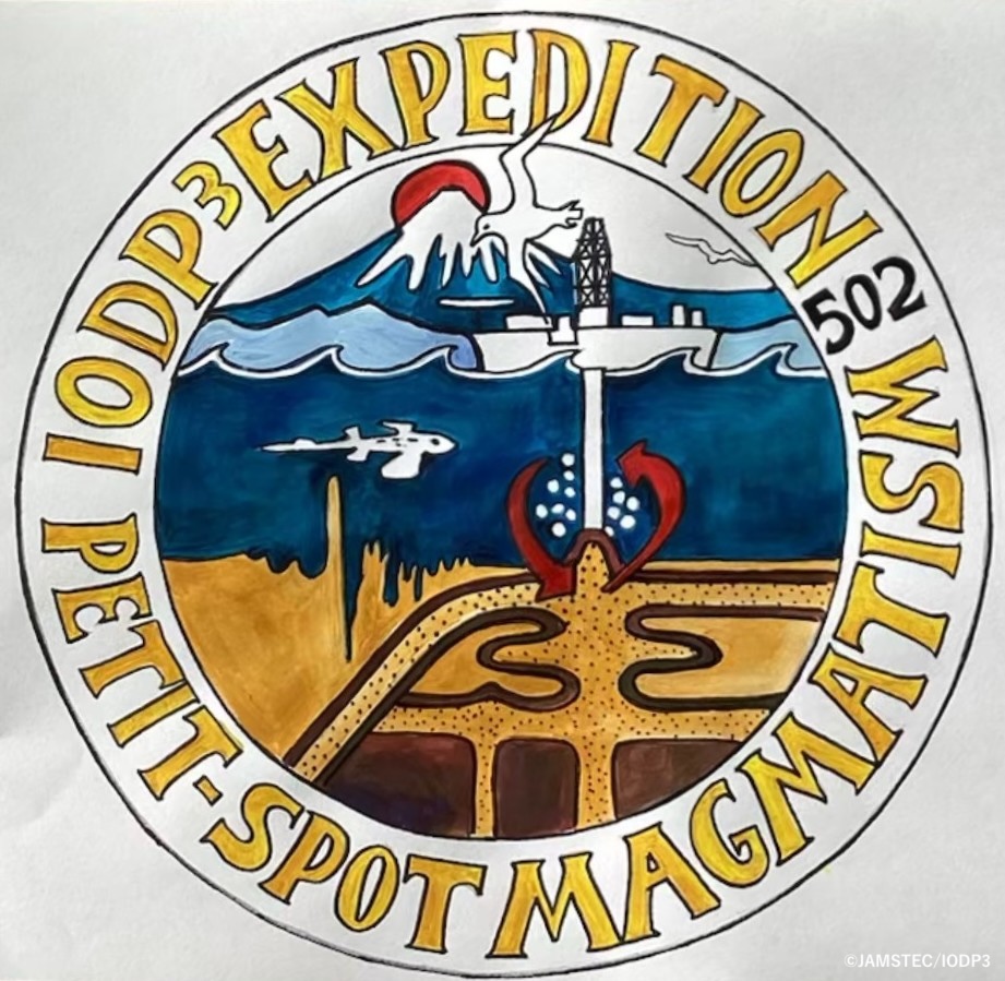Chikyu_JAMSTEC's tweet photo. 19 Nov. Coring resumed. In the lab, Francesco,(geochemistry specialist), gathers scientists to discuss ways to deepen our understanding of the core samples obtained during this voyage. #Chikyu also held its expedition logo contest! Check out the winning design here!#IODP3 #Exp502 https://t.co/C9FPLotWbu