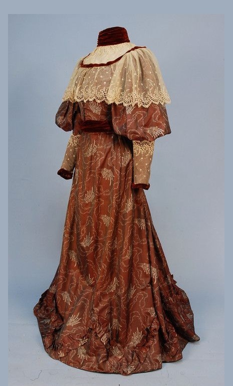 ANitpicker's tweet image. ＃赤毛のアン　の時代のものを組み合わせて遊ぶ「アンのクローゼット」今回は秋の公園デートに着てみたい、レースが美しい栗色のパフスリーブのドレス、羽根つき帽子に赤いハートの指輪。リンド夫人がアンのために選んだドレスの生地も濃茶色でしたがこうして見ると赤い髪が美しく映えそうな色味。