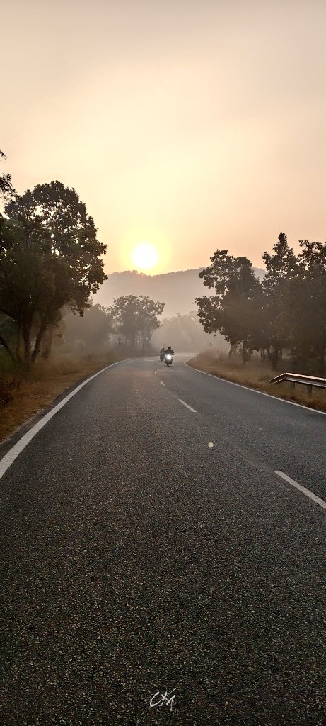 itzchampak's tweet image. ଶୀତୁଆ ସକାଳ, ସୁନେଲି କିରଣ ଆଉ କାଲୁଆ ପବନ... 🥶😍