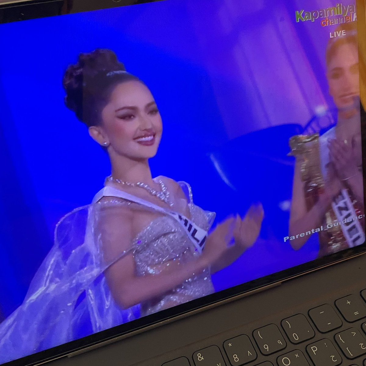 drixsalazar's tweet image. LABAN, PILIPINAS!! LABAN, AHTISA!! 🇵🇭#Top5 #MissUniverse2025