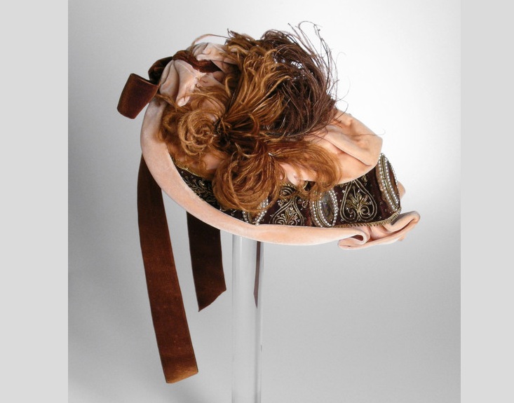 ANitpicker's tweet image. ＃赤毛のアン　の時代のものを組み合わせて遊ぶ「アンのクローゼット」今回は秋の公園デートに着てみたい、レースが美しい栗色のパフスリーブのドレス、羽根つき帽子に赤いハートの指輪。リンド夫人がアンのために選んだドレスの生地も濃茶色でしたがこうして見ると赤い髪が美しく映えそうな色味。