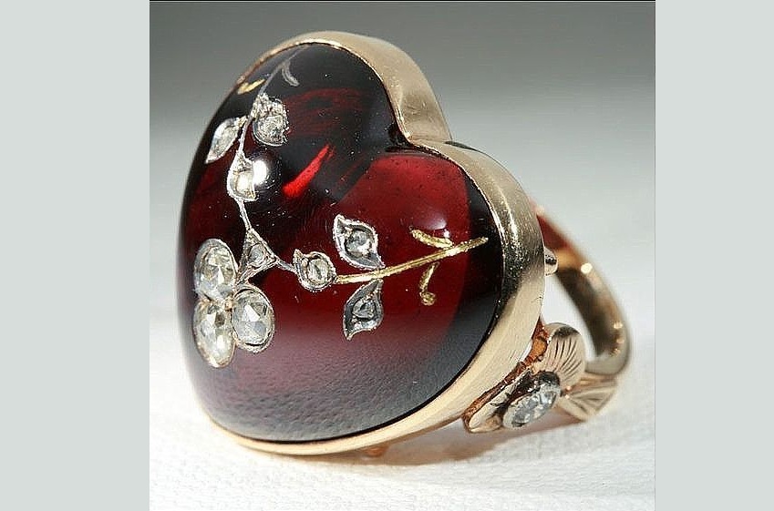 ANitpicker's tweet image. ＃赤毛のアン　の時代のものを組み合わせて遊ぶ「アンのクローゼット」今回は秋の公園デートに着てみたい、レースが美しい栗色のパフスリーブのドレス、羽根つき帽子に赤いハートの指輪。リンド夫人がアンのために選んだドレスの生地も濃茶色でしたがこうして見ると赤い髪が美しく映えそうな色味。