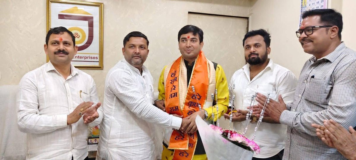 pawantripathi_'s tweet image. नालासोपारा प्रवास के दौरान भाजपा नेता श्री नागेंद्र तिवारी जी, श्री जे पी सिंह जी, श्री अमित दुबे जी, युवा मोर्चा जिला अध्यक्ष श्री विनीत तिवारी सहित शुभचिंतकों से भेंट हुई l