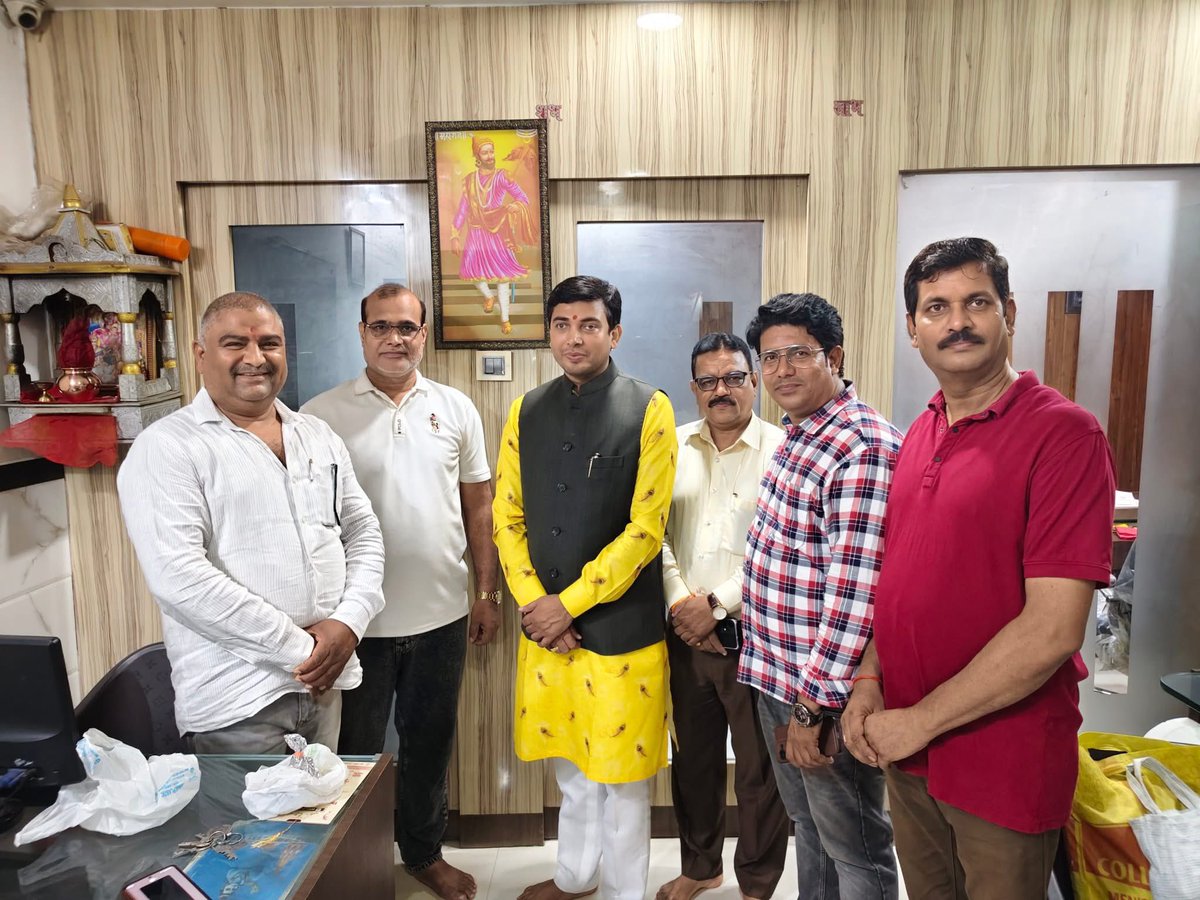 pawantripathi_'s tweet image. नालासोपारा प्रवास के दौरान भाजपा नेता श्री नागेंद्र तिवारी जी, श्री जे पी सिंह जी, श्री अमित दुबे जी, युवा मोर्चा जिला अध्यक्ष श्री विनीत तिवारी सहित शुभचिंतकों से भेंट हुई l