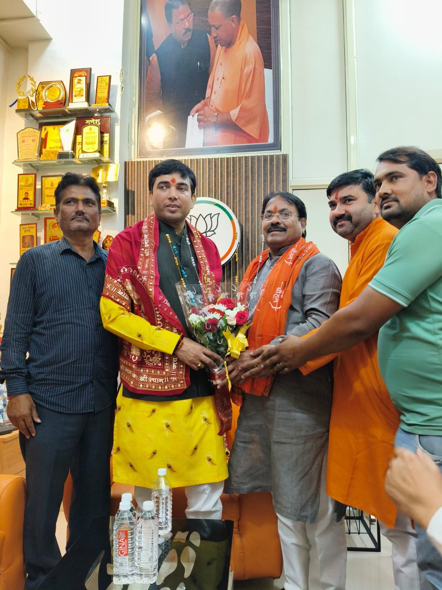 pawantripathi_'s tweet image. नालासोपारा प्रवास के दौरान भाजपा नेता श्री नागेंद्र तिवारी जी, श्री जे पी सिंह जी, श्री अमित दुबे जी, युवा मोर्चा जिला अध्यक्ष श्री विनीत तिवारी सहित शुभचिंतकों से भेंट हुई l