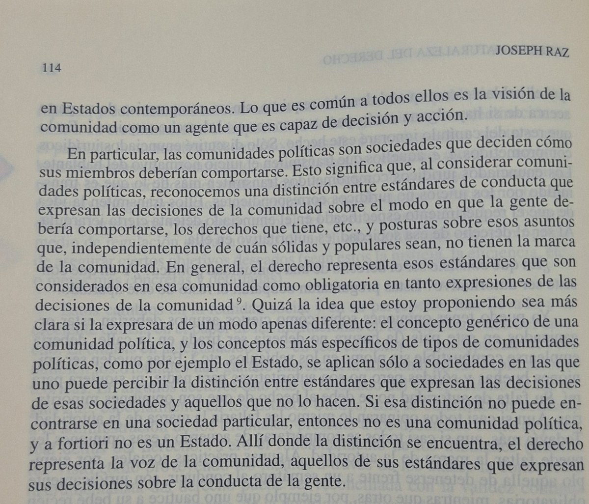 Según Raz, las reglas jurídicas son en cuanto tales autoritativas por su jerarquía dentro de la comunidad política. El derecho representa los estándares que esa comunidad considera obligatorios, en tanto expresan sus propias decisiones colectivas.