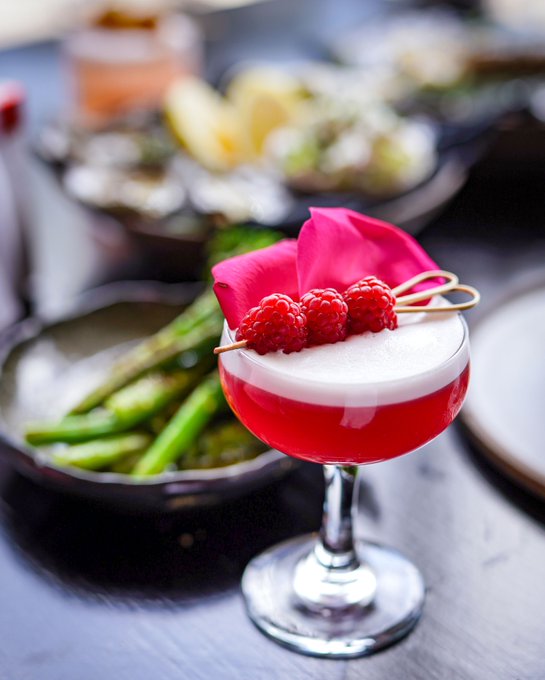 moothemousecat's tweet image. puts out more champagne cocktails with smoked salmon noms #nipclub