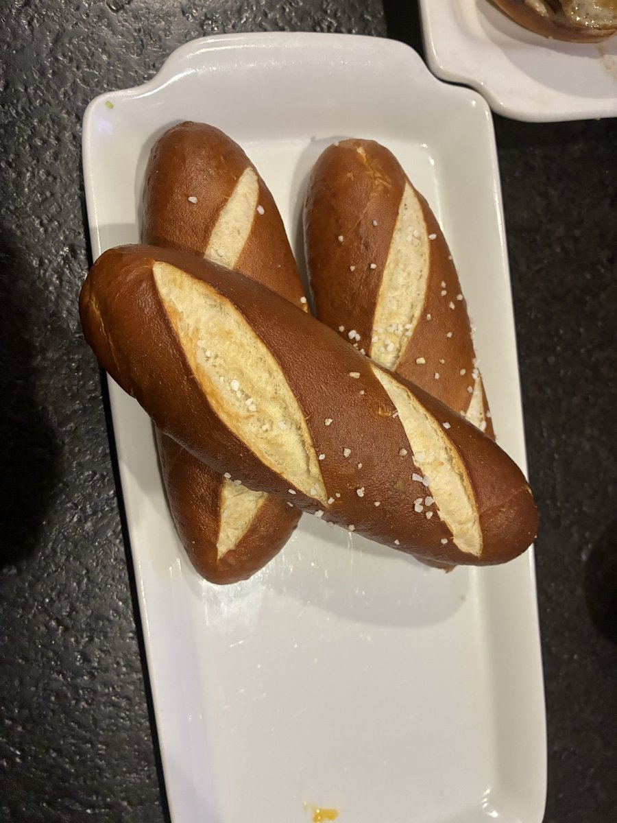PretzelTakes's tweet photo. Bru Burger Bar downtown Cincinnati Soft Pretzels: very stale, void of any flavor, clearly just microwaved, 3.0/10 https://t.co/uZnVeF9XTK