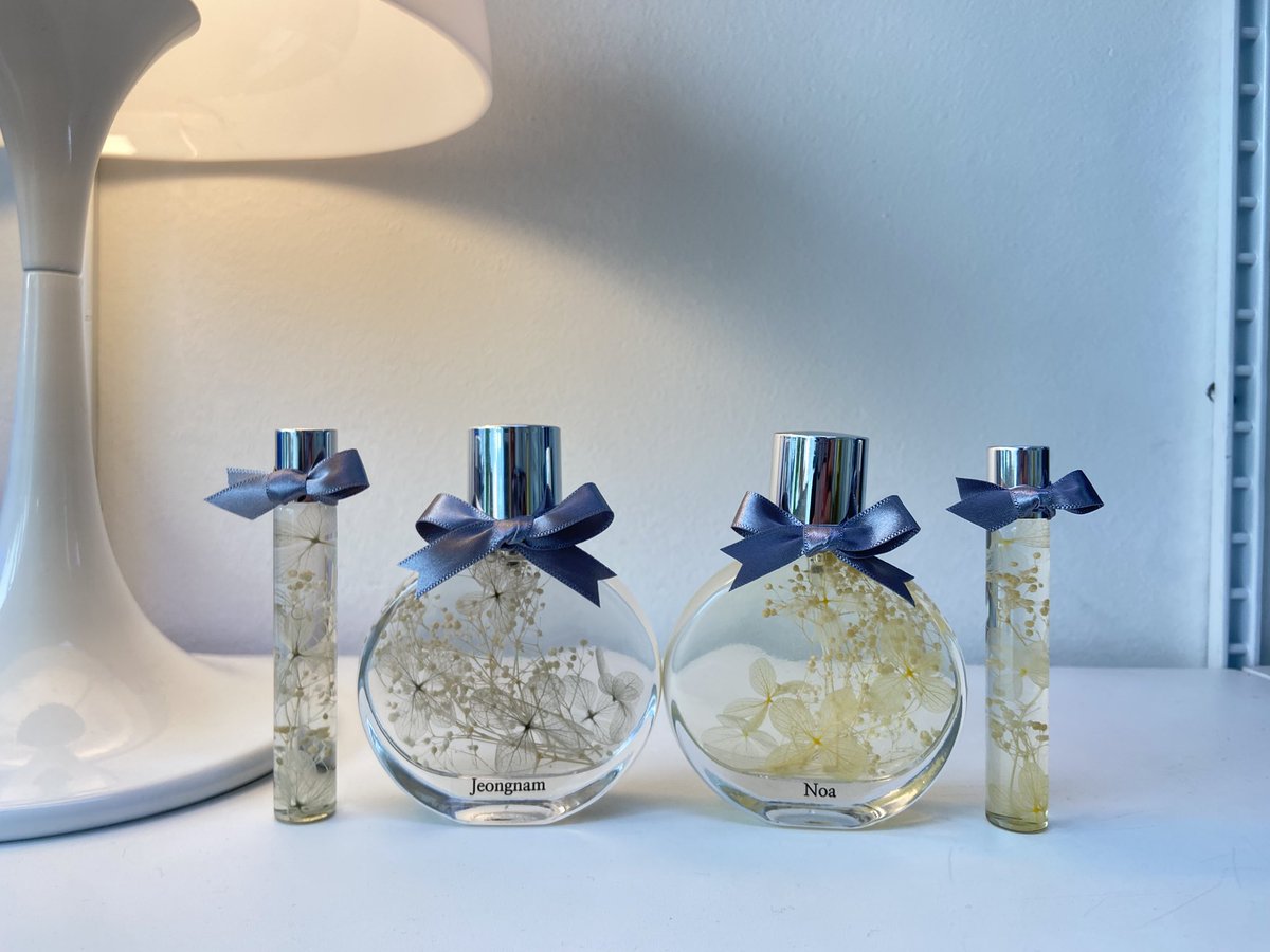 50ml 원형 용기와 10ml 롤온향수 조합 입니다 : )💕
원형용기는 밀봉형이 아니라 사용시에 좀 더 주의가 필요해요 ㅜ 
그래도 원형용기만의 감성 때문에 포기하지 못 하고 사용하는 용기 이기도 해요 ㅎ
스퀘어용기의 각진 느낌이 좀 아쉬웠던 분들은 50ml 원형 용기로 제작해 보시는건 어떨까요? 🥰