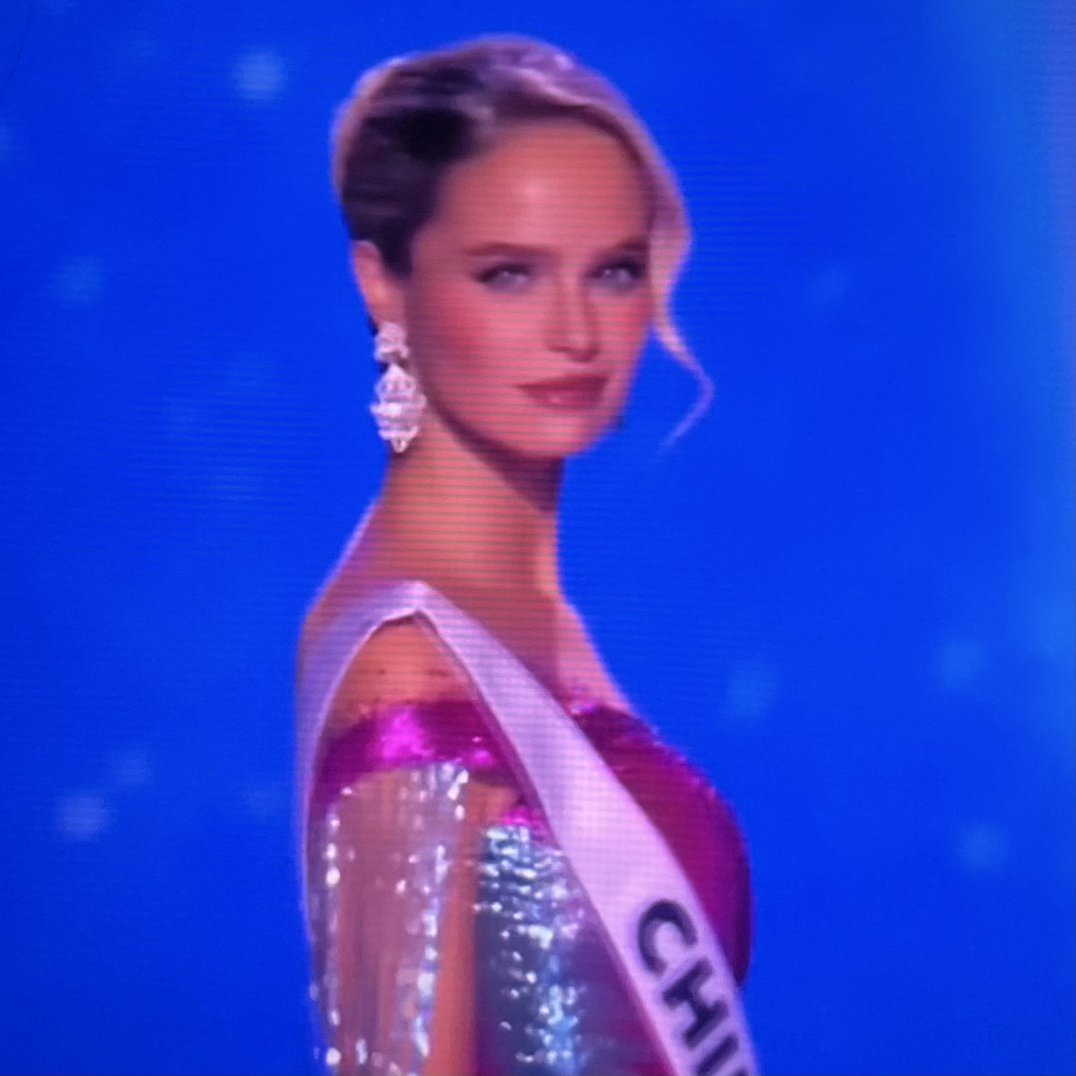 LITTLETR0YE's tweet photo. No habrá quedado en el top 5, pero miren lo hermosa que se veía una REINA #missuniverse #InnaMoll https://t.co/clat92tCqy