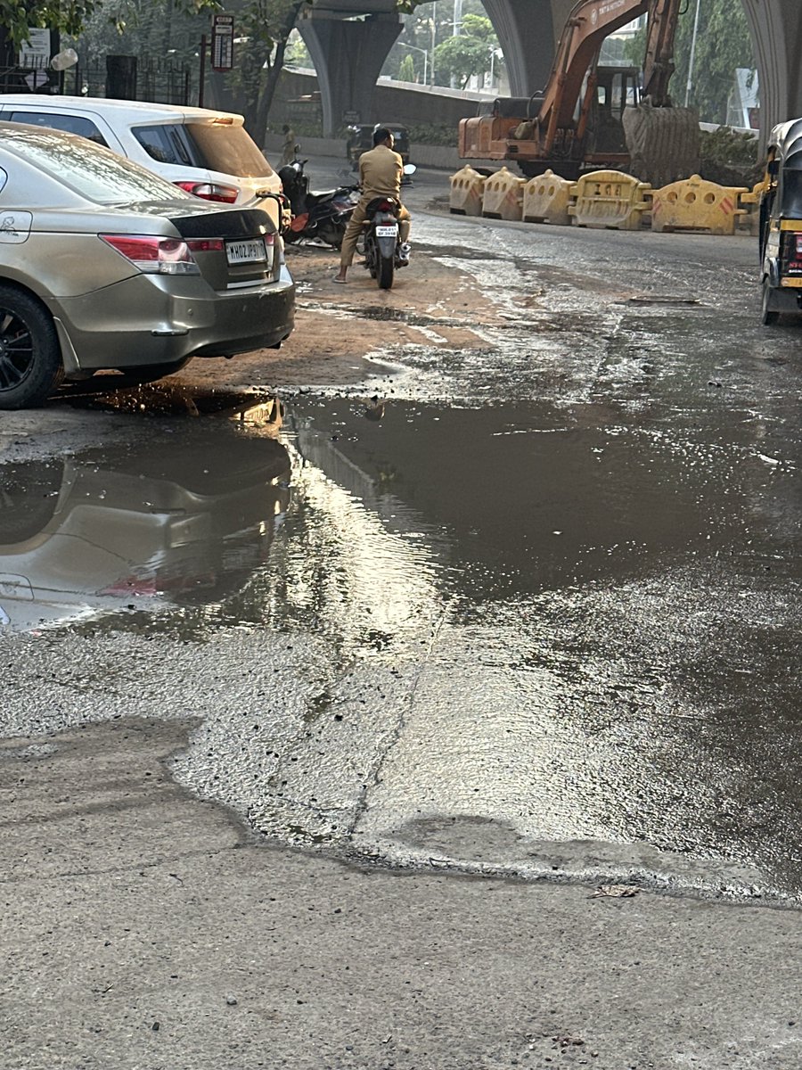 vjimmanuel's tweet photo. @MTPHereToHelp @MumbaiPolice Illegal parking is creating chaos for pedestrians at this spot. Footpaths are blocked, people are forced to walk on the road, and it’s becoming a serious safety risk. Please take strict action against illegal parking.
#Mumbai #TrafficSafety https://t.co/umaNkG6BII