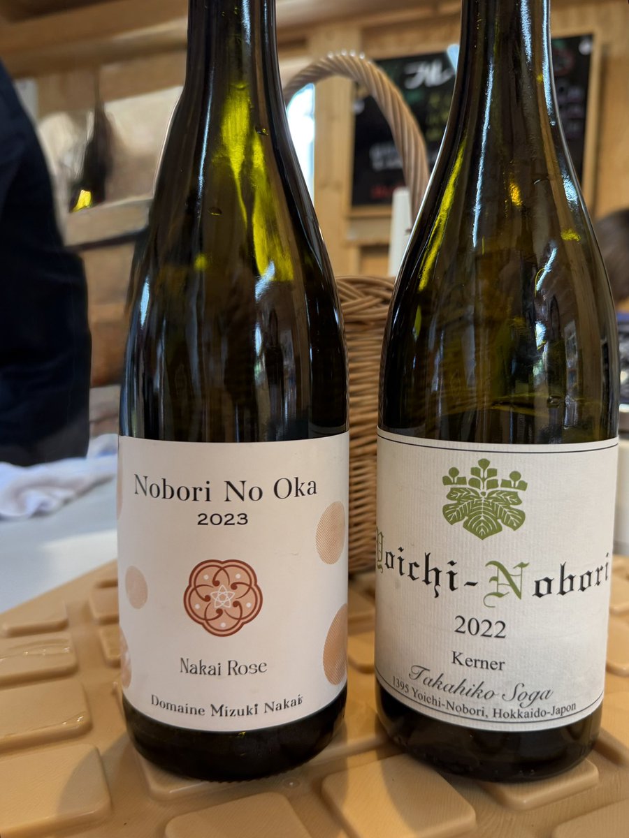 daihobby's tweet image. 次は中井農園に🍇

ミズキナカイとケルナーのヨイチノボリ。農家さんがワインを作るというタカヒコさんの目指す姿の最前線を行ってる中井農園さん、個人的にケルナーが好きなのもあるけど、シャープすぎず飲み疲れないヨイチノボリ、ナカイロゼはロゼらしいバランスのとれた酸味と渋み、今後が楽しみ