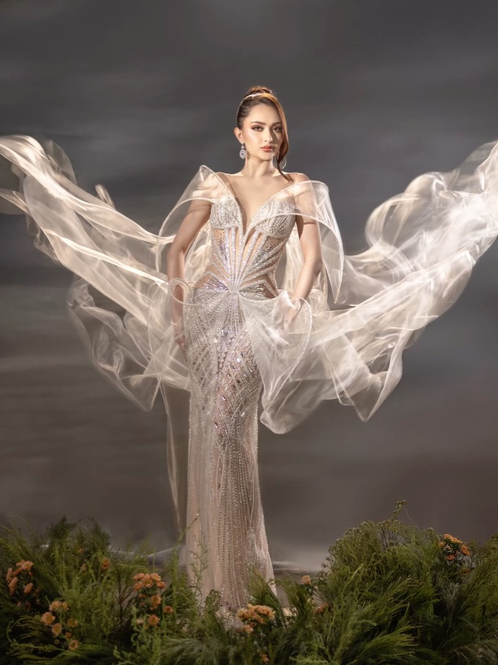 PhilippineStar's tweet photo. ETHEREAL BEAUTY 👑✨  

Miss Universe Philippines 2025 Ahtisa Manalo radiates in a pristine Val Taguba masterpiece, an ethereal white gown defined by luminous, hand-worked embroidery and a sweeping, weightless train that drifts behind her like couture stardust. (Instagram/Ahtisa Manalo)