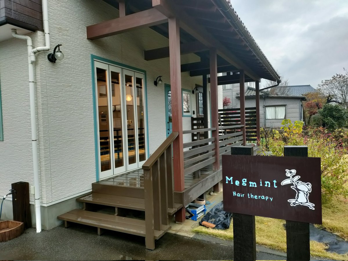 hoimi_saito's tweet photo. 『目で楽しむお笑いライブ』のご協賛をいただいた燕市の美容室「Megmint Hair therapy」さんにご予約チケットをお届けしました。ご家族で来てくださるそうです。たまたまご一緒したお客さんがうちの娘の小学校で昔先生をされてたそうで、共通の知り合いもいて、地域の繋がりを改めて感じました。 https://t.co/p1ry5Qi9nC