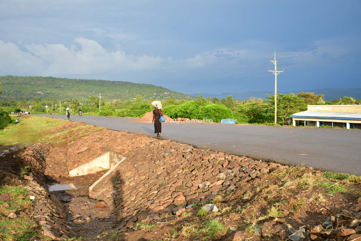 ray_omollo's tweet image. Progress on the 74-kilometre Mbita–Sindo–Kiabuya–Sori Road is steadily advancing, bringing renewed optimism to communities across Homa Bay and Migori counties. 

Upon completion, the upgraded bitumen-standard road will open up a vital transport corridor linking fishing towns,…