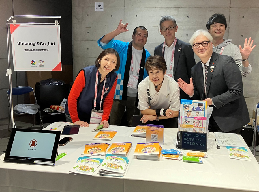 デフリンピックでは連日、日本選手をはじめとしたデフアスリートが東京で躍動しています。

SHIONOGIの企業ブースには、手話パフォーマーのRIMIさん（<a href="/rimisyuwa/">手話パフォーマーRIMI</a>）が訪問してくださいました！