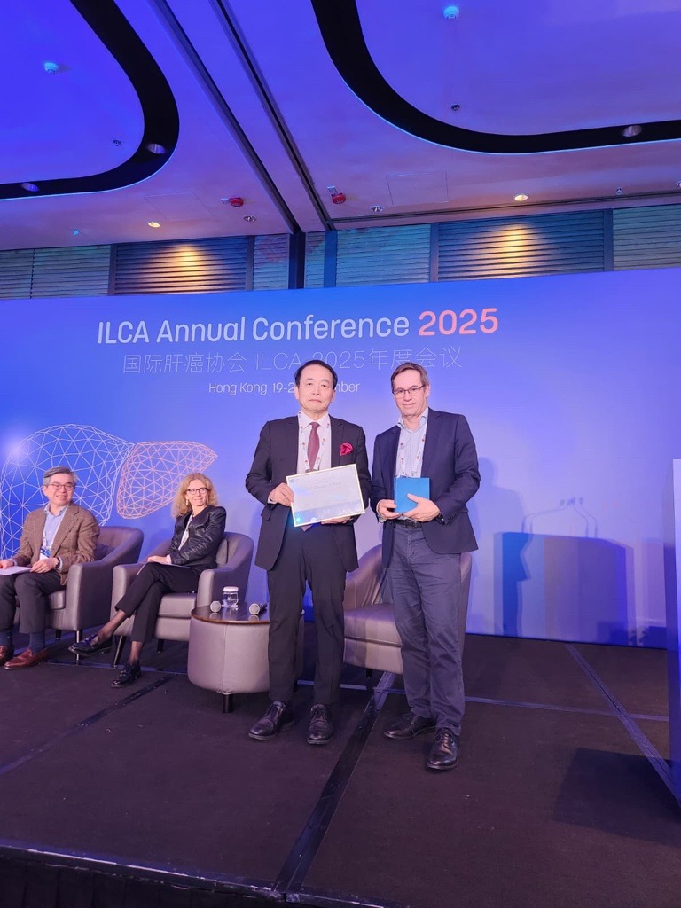 ILCAnews's tweet photo. Live from the #ILC25
The prestigious Nelson Fausto Award has been presented to Professor Masatoshi Kudo, Chairman at Kindai University Faculty of Medicine - a true pioneer whose work has shaped the future of liver cancer care.
👏 Congratulations, Professor Kudo! https://t.co/0nPzdc82cp