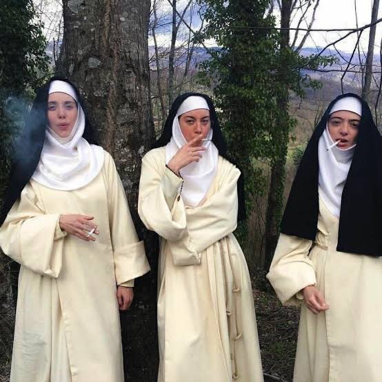 seeugoldenhell's tweet photo. Yo y mis girls escuchando Lux de la Rosalía https://t.co/WsoONNWT69