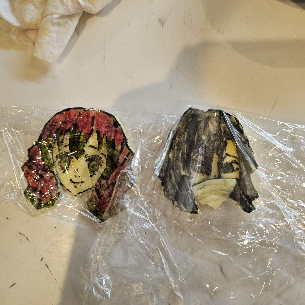 wasabinbirobin's tweet photo. 初めてのキャラ弁。
あちこち走り回った結果、無事食紅も見つけ挑戦！黒はめちゃくちゃ周りについて苦戦したけどなんとかいけた。
今頃喜んでるかなぁ🤔パパは寝不足です笑
 #キャラ弁 
 #初めてのキャラ弁 https://t.co/vILqsLpQuE