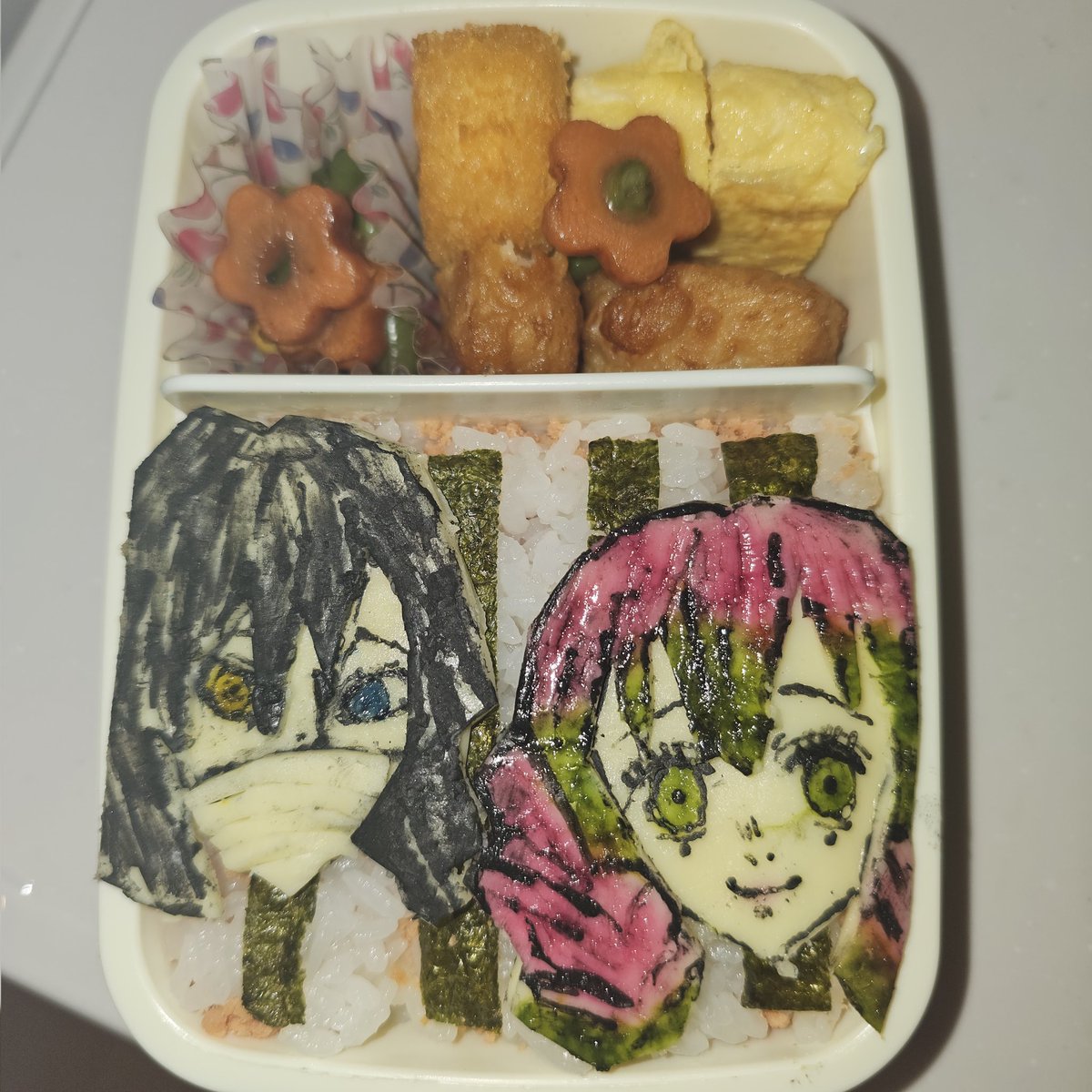 wasabinbirobin's tweet photo. 初めてのキャラ弁。
あちこち走り回った結果、無事食紅も見つけ挑戦！黒はめちゃくちゃ周りについて苦戦したけどなんとかいけた。
今頃喜んでるかなぁ🤔パパは寝不足です笑
 #キャラ弁 
 #初めてのキャラ弁 https://t.co/vILqsLpQuE