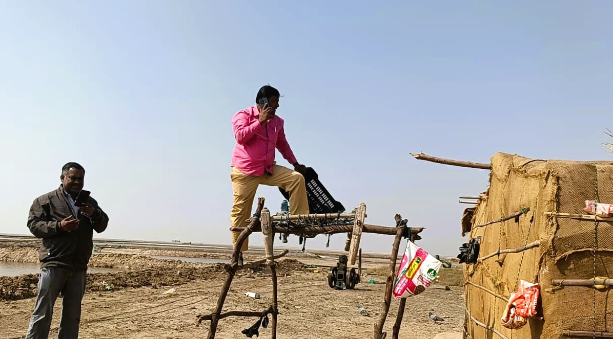 SIR process in Zinzuwada Rann Area with support from Agariya Heetrakshak Manch Bharat Somera,Anand Solanki and Community leaders
<a href="/CEOGujarat/">Chief Electoral Officer, Gujarat</a> <a href="/ECI/">eci</a> <a href="/CollectorSRN/">Collector Surendranagar</a>