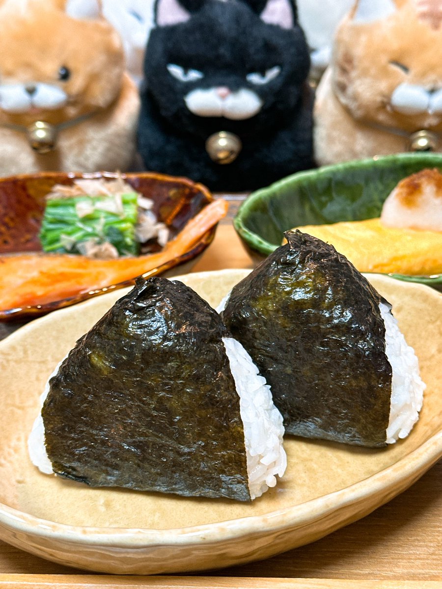 desmo_desmo_jp's tweet image. えー🙄

本日はおにぎりセット（海苔と塩×2）🍙🍙

原点回帰🙄

(ﾟдﾟ) 

x.com/tftjp/status/1…