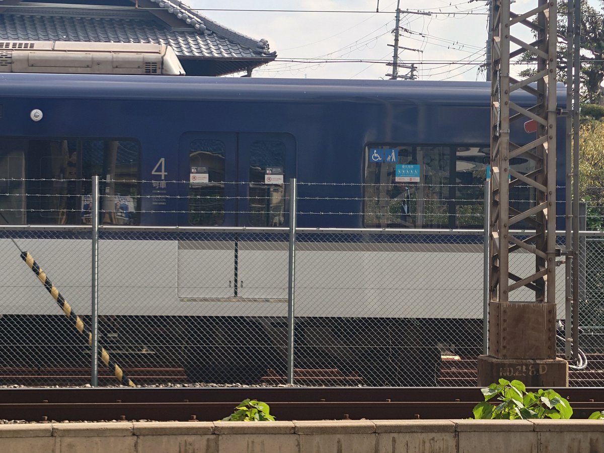 KH07user's tweet photo. プレミアムカー5号車登場により脱車された3700形ですが、車外カメラ設置用の穴を開けた車両が外に出てきました。車側灯も変更されています。まだ改造されずに留置されている車両もあります。 https://t.co/ENFWm1VAKO