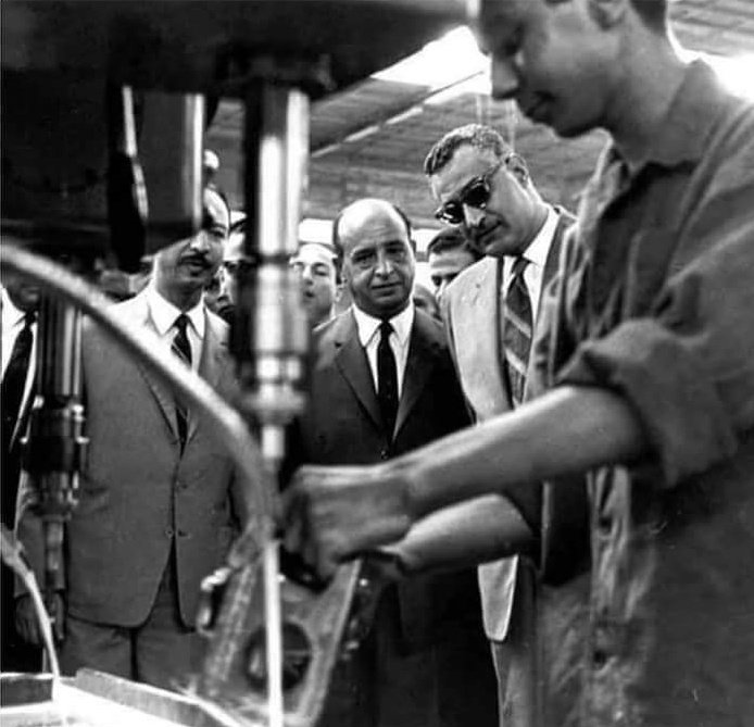 لما كان عندنا عمال بيتضرب بيهم المثل..
فخربوا مصانعهم..
و باعوها بالبخس لمحاسيبهم..
و بعدين سرحوا عمالهم بالمعاش المبكر..
و جايين النهاردة يولولوا ان مفيش عمال.
لك الله يا مصر.