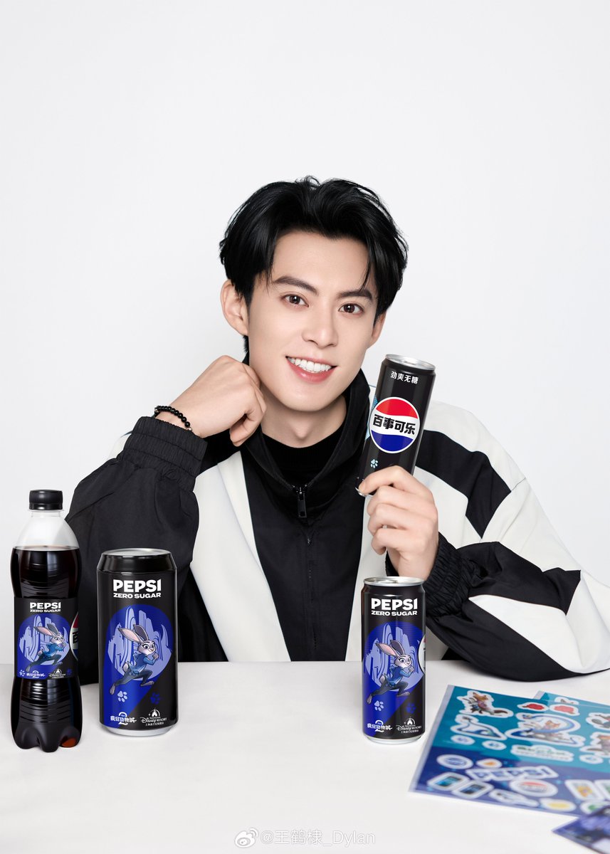 WangHediFolder's tweet image. 251121 Pepsi brand ambassador #DylanWang shared this promo for the #Zootopia2 movie-themed Pepsi Zero Sugar collectible can series. 🐰🦊 1/2

#WangHedi