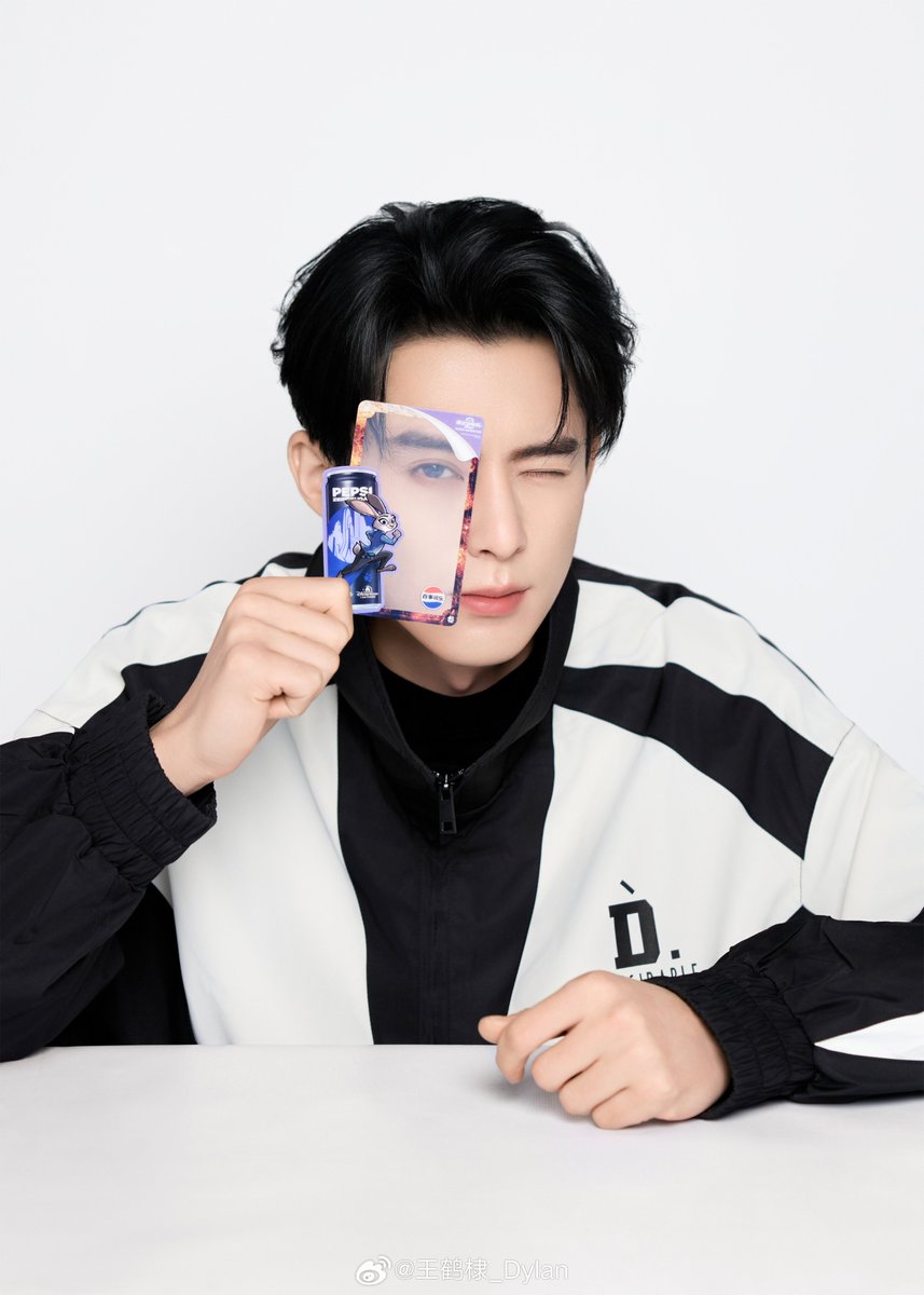 WangHediFolder's tweet image. 251121 #Pepsi brand ambassador #DylanWang shared this promo for the #Zootopia2 movie-themed Pepsi Zero Sugar collectible can series. 🐰🦊 2/2

#WangHedi