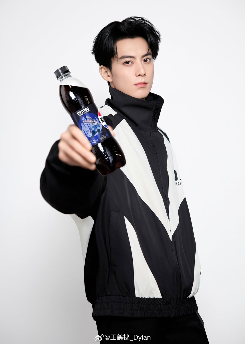 WangHediFolder's tweet image. 251121 #Pepsi brand ambassador #DylanWang shared this promo for the #Zootopia2 movie-themed Pepsi Zero Sugar collectible can series. 🐰🦊 2/2

#WangHedi
