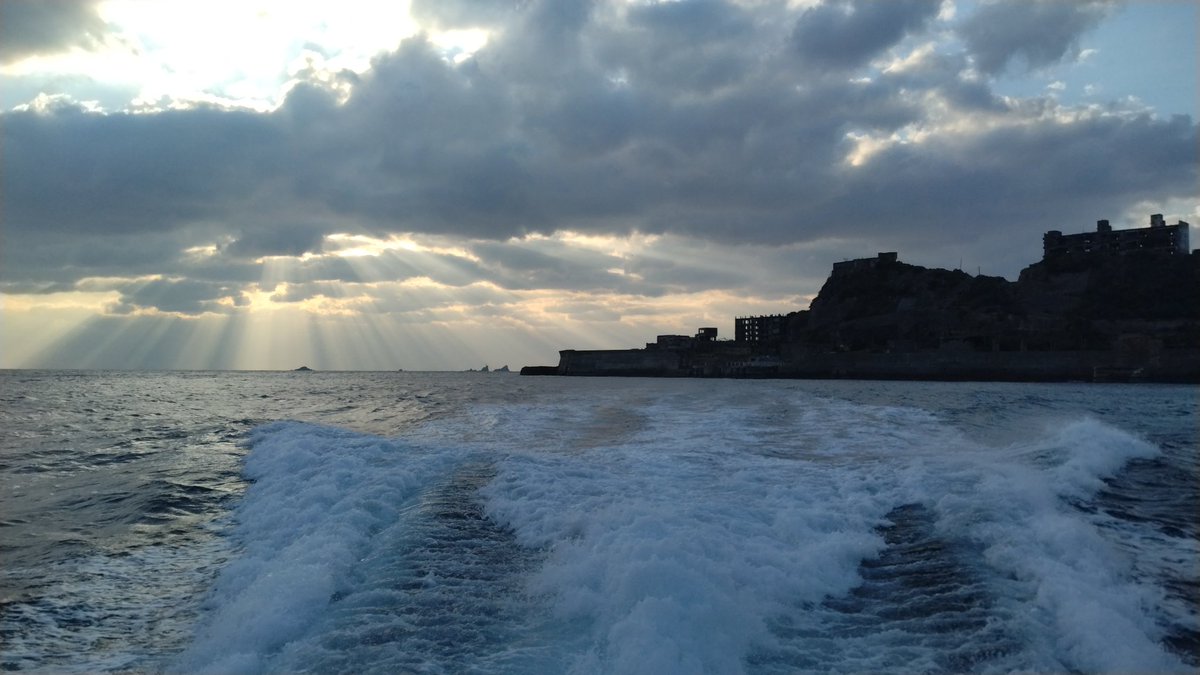 11月21日(金)晴れ

午前便、上陸できました🙌🏻

写真は午前に撮れなかったため、昨日の午後便の時に撮った軍艦島です
今の時期の午後便はちょうど日暮れの時間と重なり、綺麗な軍艦島を観ることができます✨️

#軍艦島  #軍艦島クルーズ  #端島 
 #高島  #世界遺産  #長崎観光