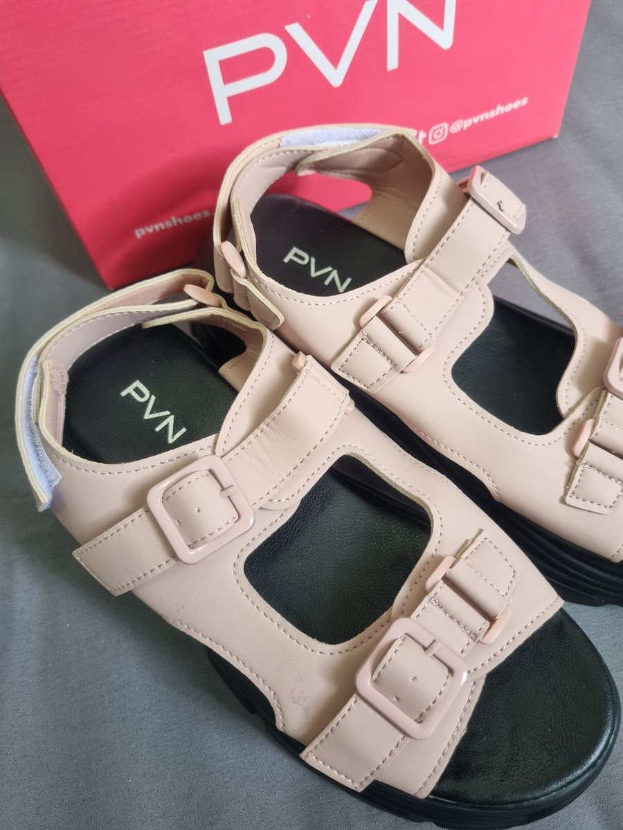 lewgongju's tweet photo. Wts jual sepatu konser sneakers sendal wedges 

PVN shoes doyoung sandal pink NEW BARU
💰110k (boleh nego)
🍊 https://t.co/4OeTQgM8E2
 
• size 40
• insole 25cm tinggi 6cm
• jkt
• harga incl all
• bisa full trf manual, freeong jabodetabek 

condi: https://t.co/qgjRZcbNPj https://t.co/dC8zslz8mh