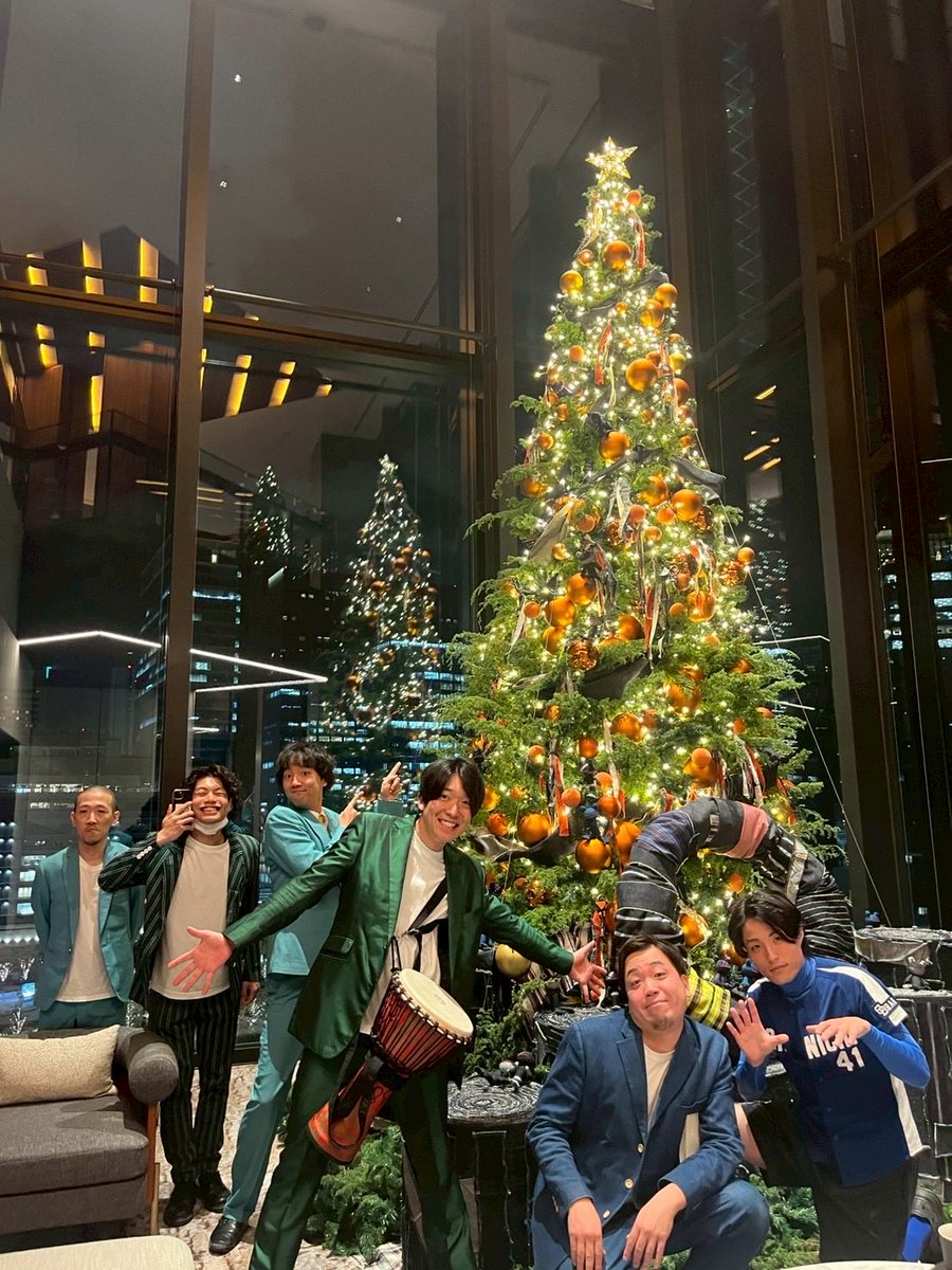 ワラウ「漫才 THURSDAY」ナイト
ありがとうございました！！！
シンバルのネタ中、イオリの演奏中に海外のお客様が横揺れして楽しんでいて、ジンリキが突っ込んだ瞬間きょとんとする時間がありました！！
楽屋もレストランも夜景が綺麗すぎる。
ツリーもあった。
また来週もよろしくお願い致します🙏