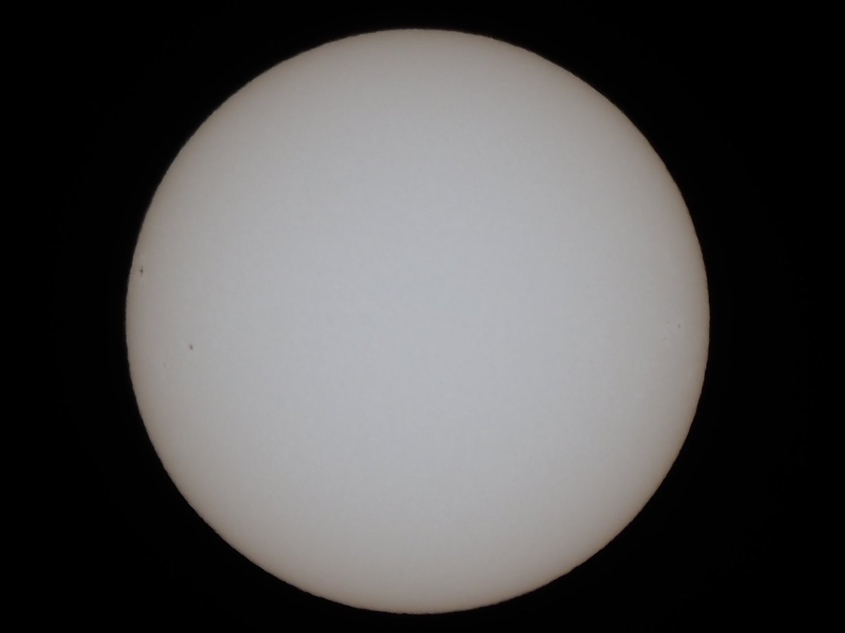 embeddedark's tweet image. #イマ太陽  #イマソラ #mysky #OLYMPUS #OMD #EM1MarkIII #MZD #ED #100400mmF5063ISii #400mm #デジタルテレコン #35mm換算 #1600mm #KenkoPro #ND100000 #減光 #ISO64 #f7てん1 #1000分の1秒 #静音モード #手持ち #5軸シンクロ手ぶれ補正ON #JPEG撮って出し #トリミング