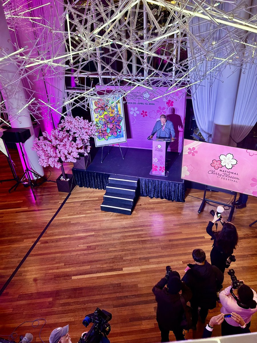 DCMichaelA's tweet image. Touched down 🛬  less than 90 minutes before needed to be on stage, but we made it!  

A true honor to emcee the @CherryBlossFest Launch event  tonight in #DC  🌸 

@LINKstrategic is deeply proud to be the Official Communications Partner for this hyperlocal &amp;amp; global event 🌎…