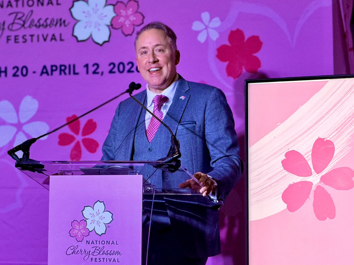 DCMichaelA's tweet image. Touched down 🛬  less than 90 minutes before needed to be on stage, but we made it!  

A true honor to emcee the @CherryBlossFest Launch event  tonight in #DC  🌸 

@LINKstrategic is deeply proud to be the Official Communications Partner for this hyperlocal &amp;amp; global event 🌎…