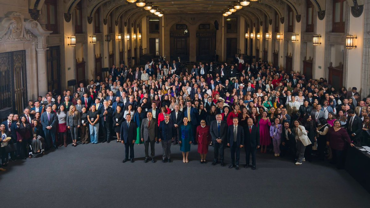ManuelHuertaLdG's tweet image. Hoy acompañamos a la Presidenta @Claudiashein en Palacio Nacional, donde reconoció el esfuerzo de diputadas, diputados, senadoras y senadores de nuestro movimiento por aprobar el Paquete Económico 2026 y las reformas que fortalecen el bienestar del pueblo.

Desde el…