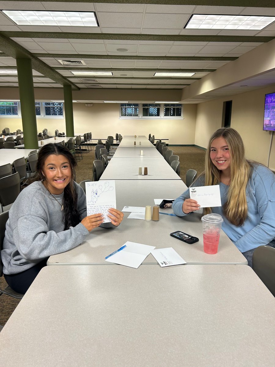 wwuowlsBSB's tweet image. We had a great turn out for our LEAD event where students could write a thank you note to an influential instructor or coach, friend, classmate, or someone on campus that has made an impact on them. #TofE