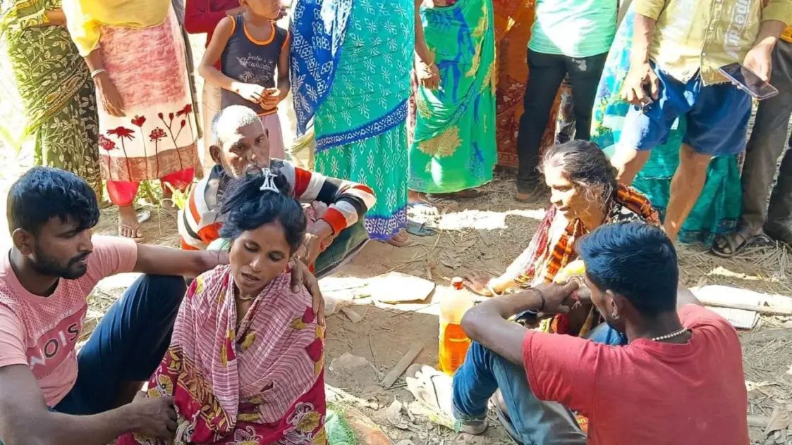 mohitkumarcoin1's tweet image. Tell me what kind of stupid people are there, such stupid people should be hanged, father got suspicious about having a fair son, murdered his wife by slitting her throat at her in-laws&apos; house in Katihar.