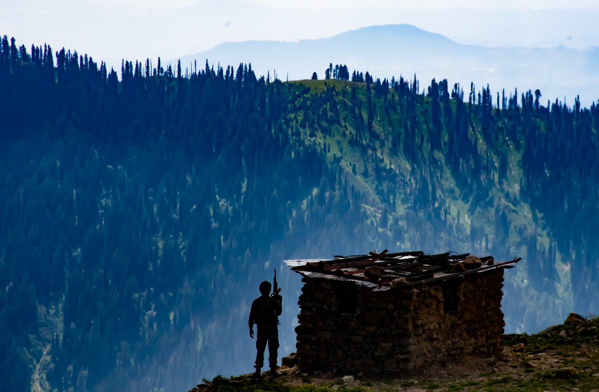 kupwarasentinel's tweet image. The Valley sees beauty. He sees responsibility

#OneManOneOath
#InvisibleShield
#SentinelOfTheNorth