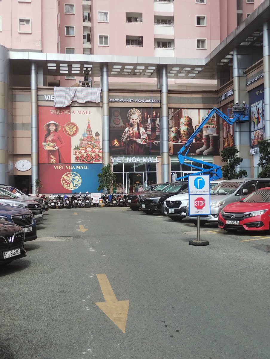 kera2000's tweet photo. パチモンの巣窟（失礼）、ロシアンマーケットが無くなる？まだ一部のお店が営業していましたが、スカスカでした。

nike?の短パンを150kで購入。サイズが合って良かった〜😆

☺️☺️ https://t.co/uXiYcO0WeW