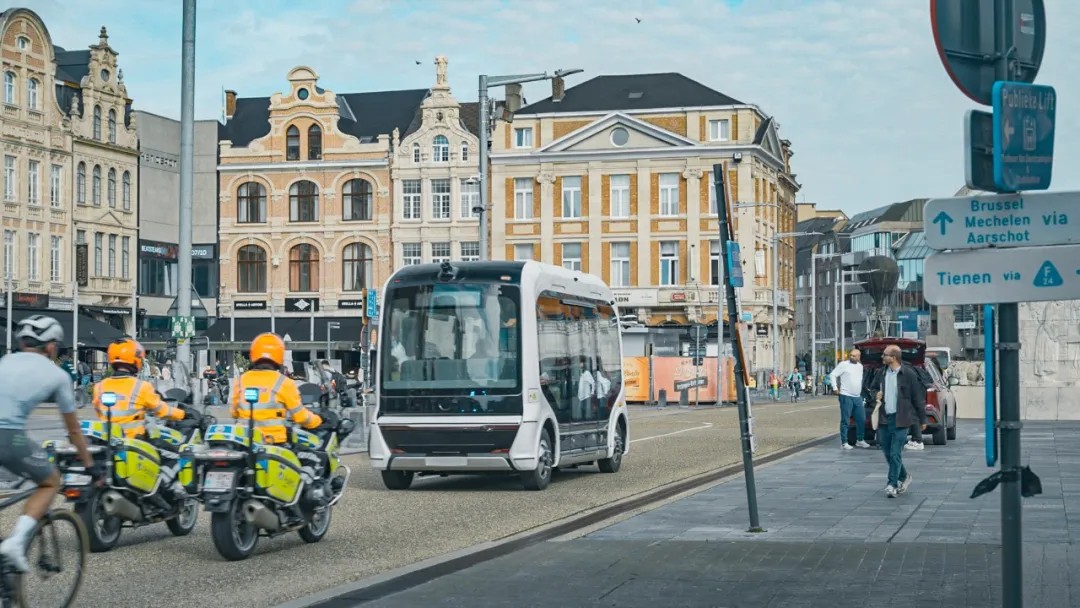 PuebloEnLnea's tweet photo. #Minibuses #autónomos de fabricación china están siendo probados en una ruta que conecta la estación de tren de Lovaina con el centro de la ciudad de Lovaina, #Bélgica. https://t.co/MoHQyEjOpw