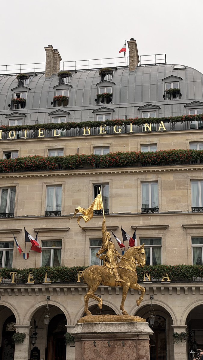 684's tweet image. عِش ضَاحِكاً مَهمَا شَقِيت إنَّ 
الجُروحَ بصَوتِ الضَّحِكِ تَلتَئِمُ