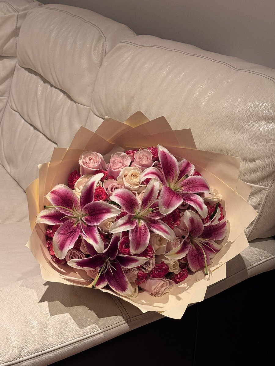 yvsmin_'s tweet photo. lilies . https://t.co/XeDAZkH61R