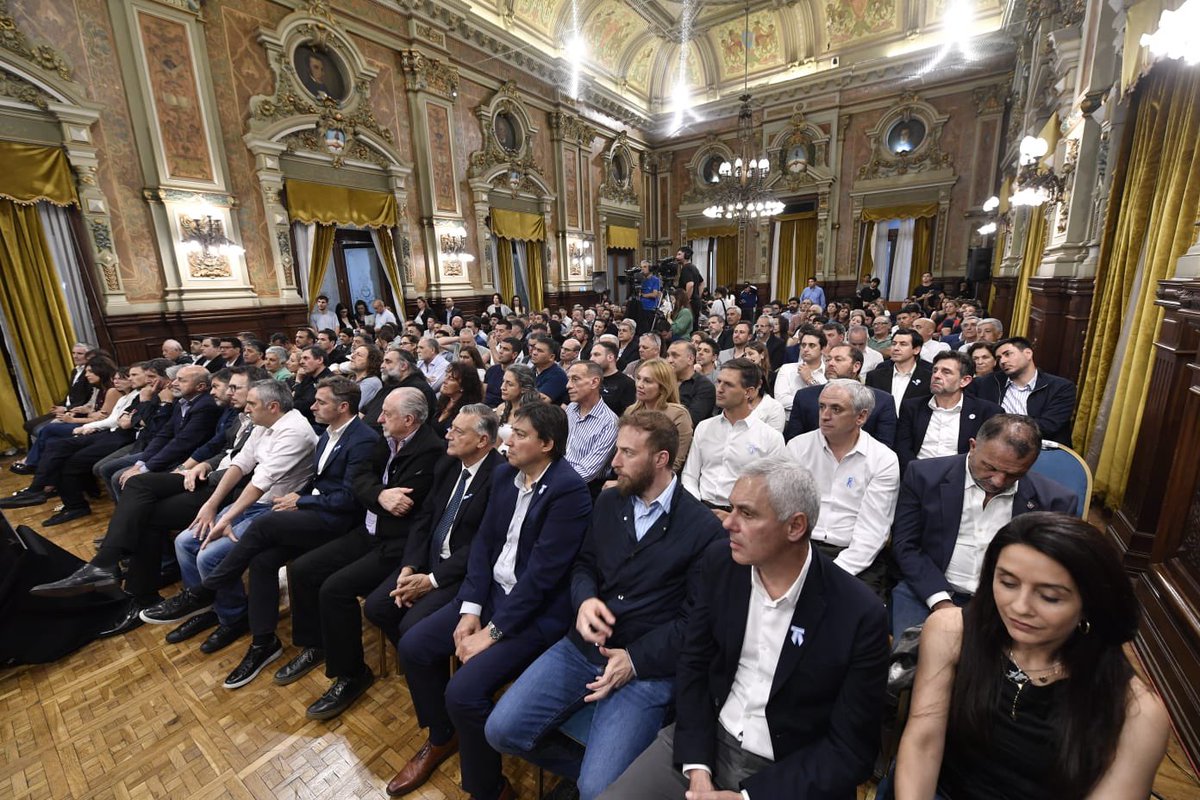 En el #DíaDeLaSoberaníaNacional compartimos un encuentro con <a href="/Kicillofok/">Axel Kicillof</a>, en La Plata.

Tenemos que poner a la Argentina y al interés nacional primero, porque sin soberanía no hay libertad. Por eso, somos millones dispuestos a defender la Patria.  🇦🇷
