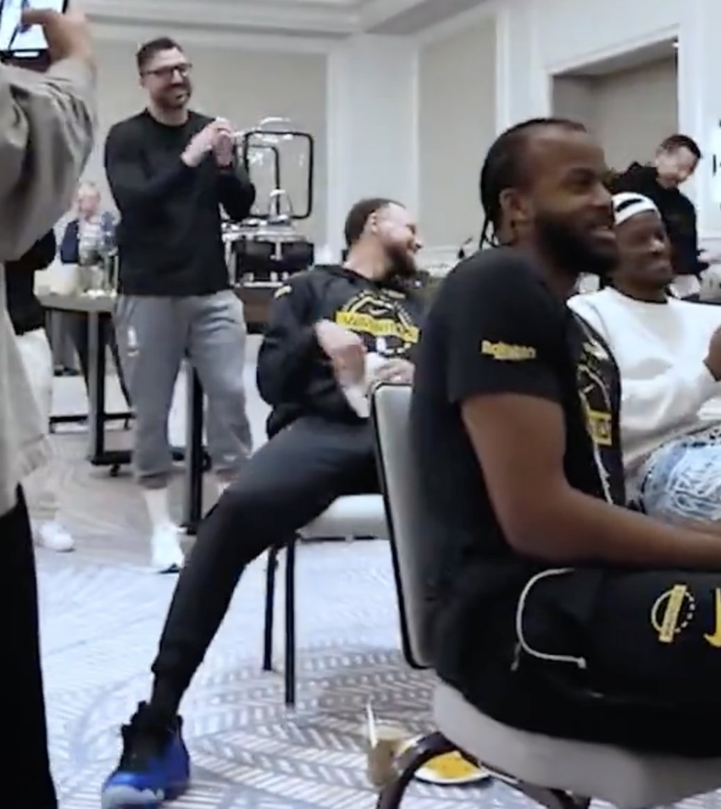 JustFreshKicks's tweet image. Steph Curry spotted wearing the &quot;Royal&quot; Nike Air Foamposite One in Orlando 👀