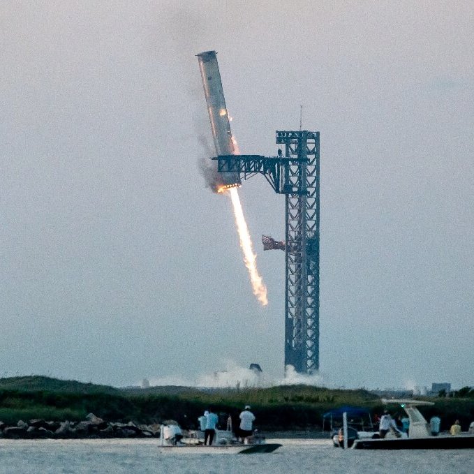 美国：用筷子接住了一枚火箭
中国：“去他妈的文化挪用！好啊。我们就让这些牛仔见识见识。我们要用……嗯……用套索抓住火箭！”