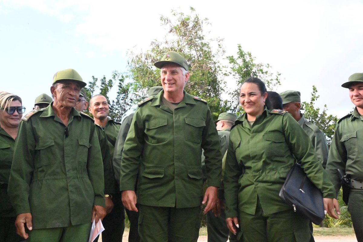 🇨🇺| El Presidente del Consejo de Defensa Nacional, <a href="/DiazCanelB/">Miguel Díaz-Canel Bermúdez</a>, llegó en la tarde de este jueves a #Granma, una de las provincias que más daños sufrió con el impacto del huracán Melissa.

Luego de visitar en la mañana el poblado de Baconao, en Santiago, llegó al municipio Yara.